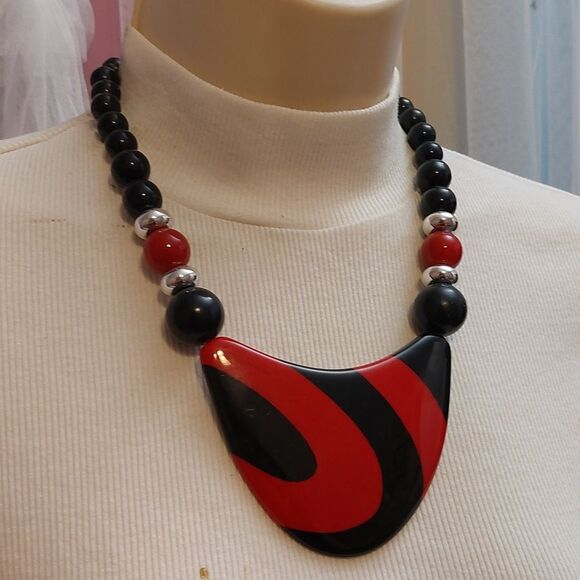 Vintage Red Black Oversized Plastic Pendant Beaded Statement Necklace - Picture 3 of 6
